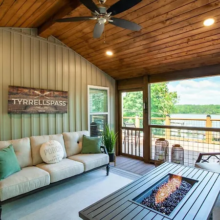 Tyrrells Pass Lake Access With Hot Tub And Arcade Villa